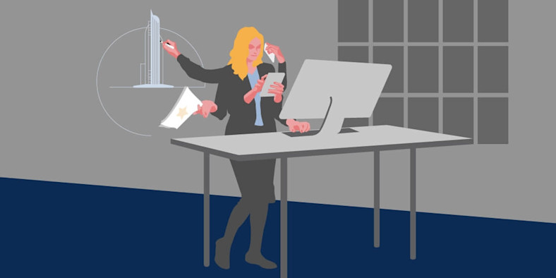 Eine Frau erledigt mehrere Aufgaben an ihrem Schreibtisch