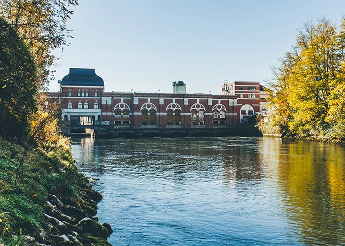 Das Kraftwerksgebäude von der LEW Wasserkraft bei Augsburg