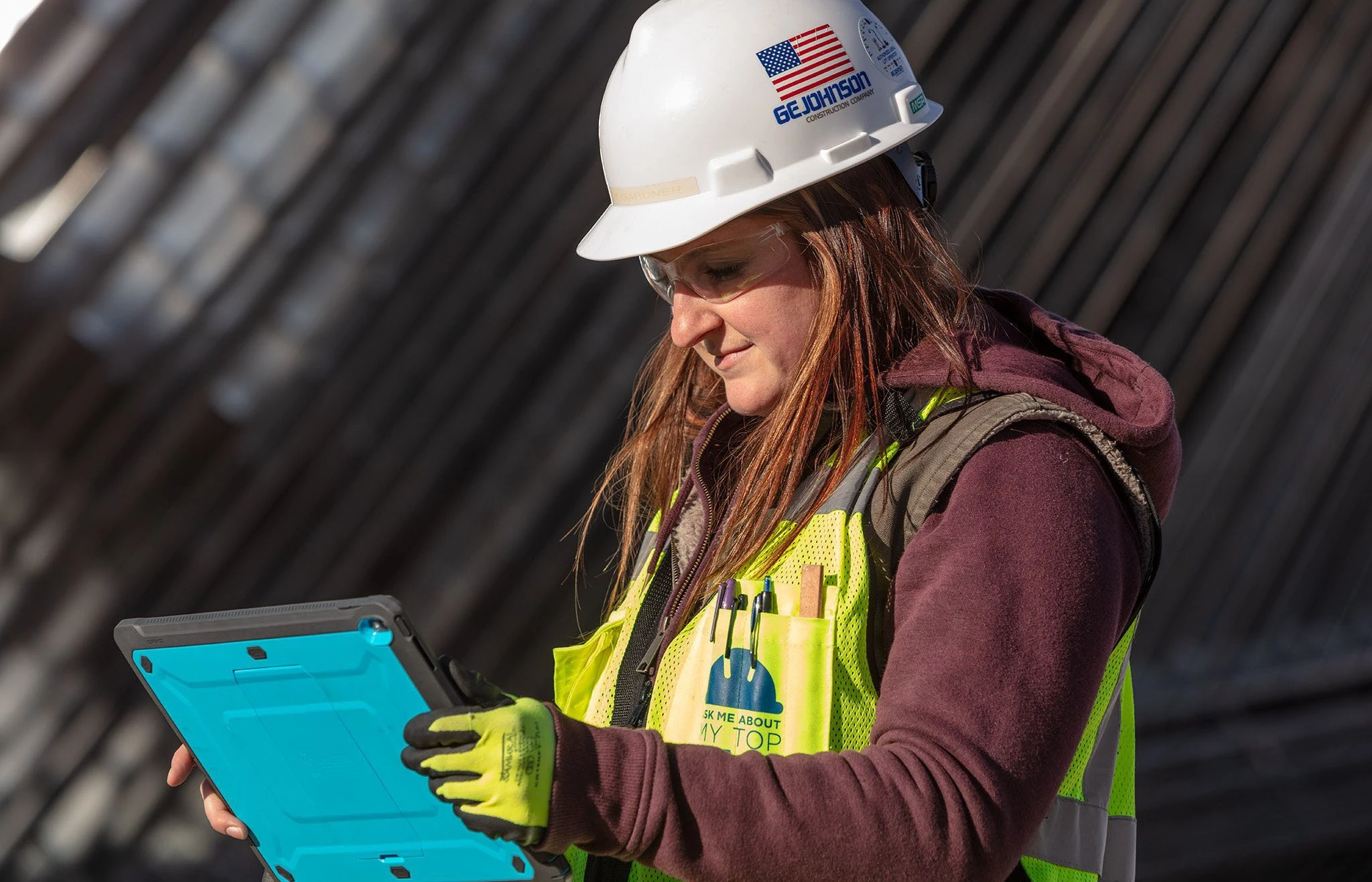 Frau in der Baubranche mit Tablet