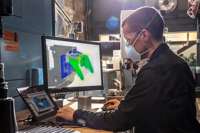 Homme sur un ordinateur