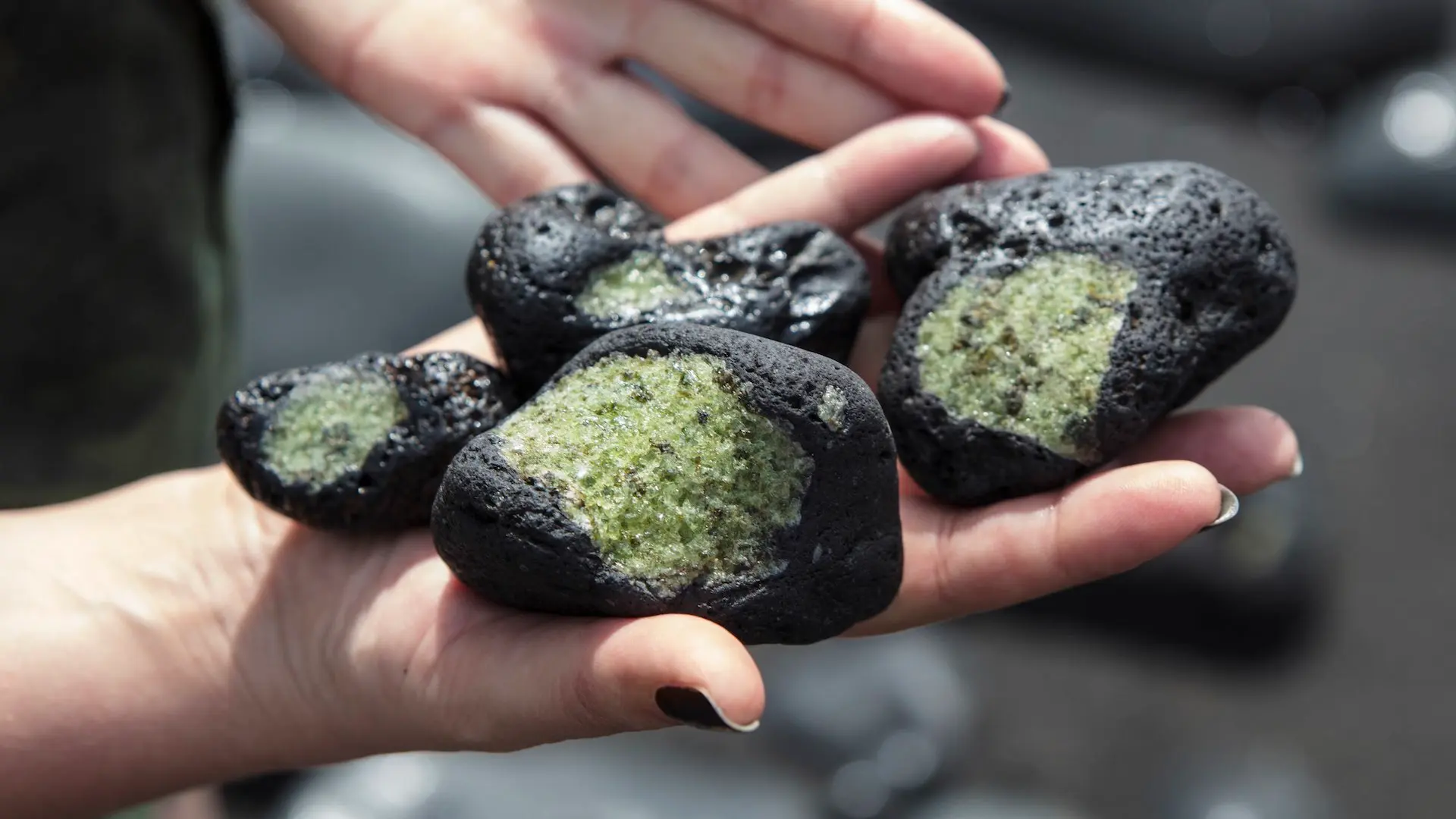 カンラン石という鉱物は海水に溶けるとCO2吸収率が高まる