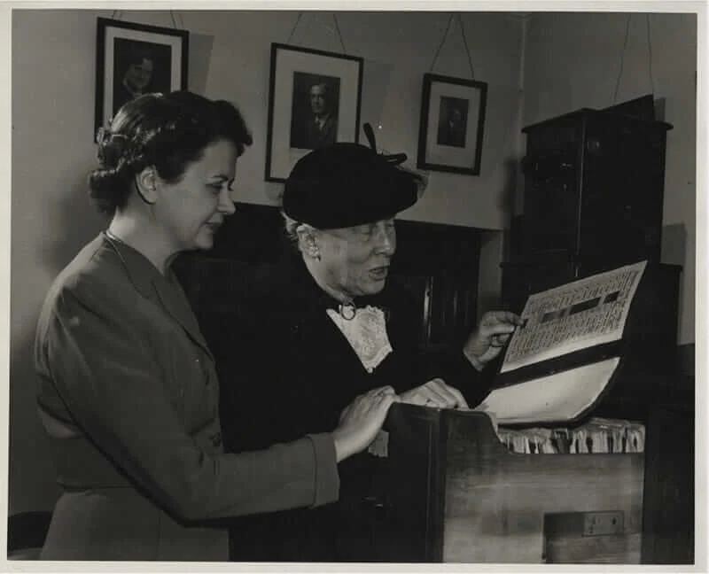 パデュー大学特別収集図書館にて、パデュー大学閲覧専用図書館の司書エスタ―・シュランド氏 (左) とリリアン・ギルブレス