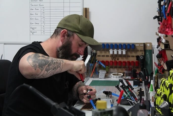 Ego-Gründer Richard „Bez“ Beston hätte sich nie träumen lassen, dass er eines Tages Tätowiermaschinen herstellen würde. Mit Hilfe von Autodesk Fusion 360 verkauft sein Unternehmen heute über 3.000 Stück im Jahr. Mit freundlicher Genehmigung von Ego.