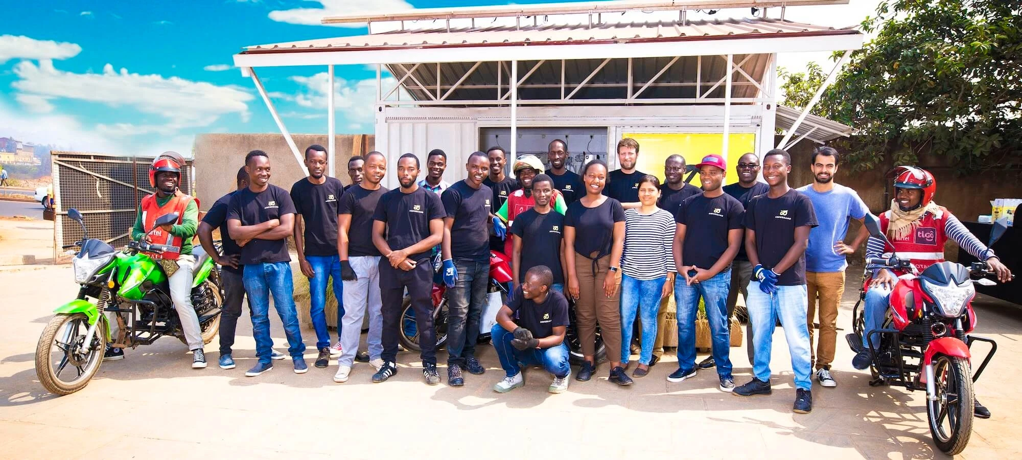 Durch den Umstieg auf ein E-Motorrad von Ampersand könnten die Motars ihr Einkommen steigern und jährlich Benzinkosten von umgerechnet mehr als 800 Euro einsparen