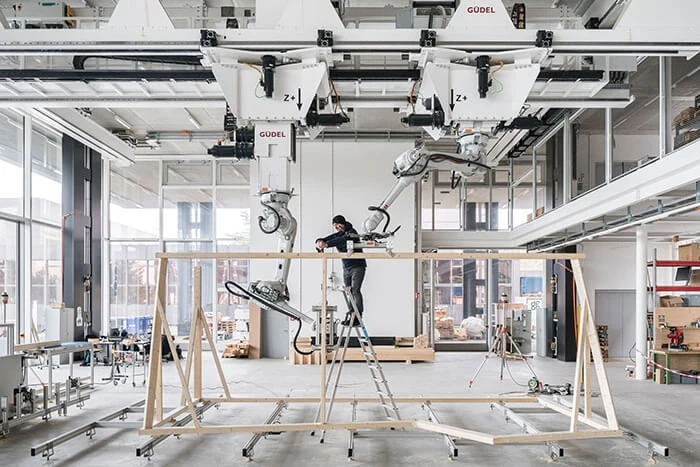 机器人在生产立面的框架