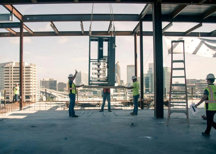 Miller Electric团队在佛罗里达州卸载建筑物的变压器模块