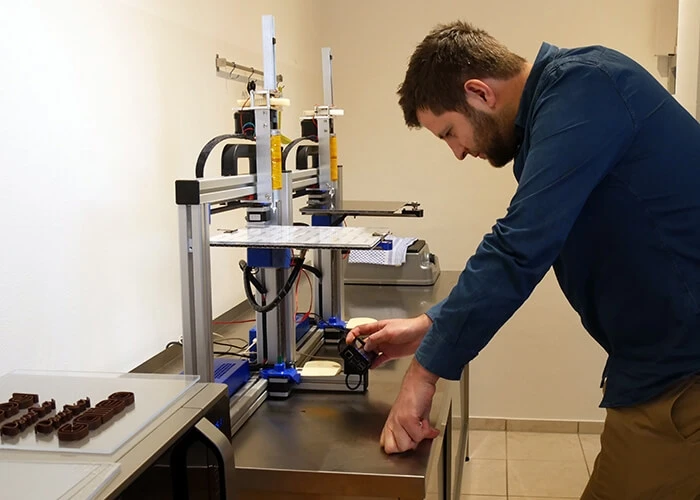 In seinem Showroom in Ismaning bei München stehen zwei Drucker, mit denen er gleichzeitig arbeiten kann.