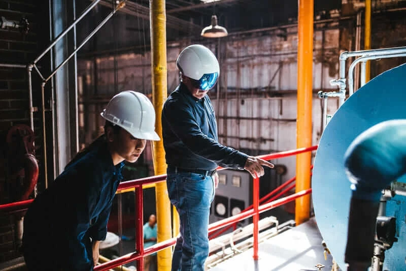 AR 建設作業員 コラボレーション ヘルメット