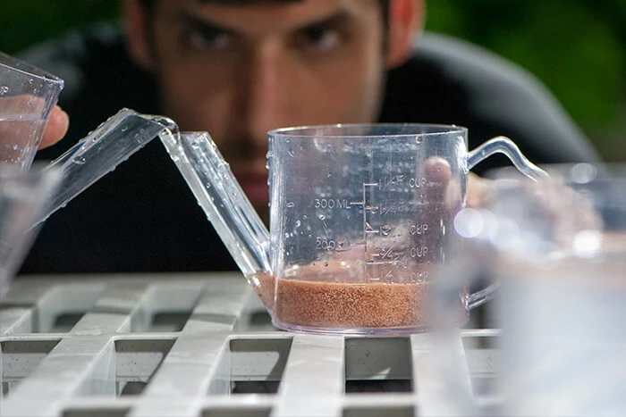メキシコのシカレ・エコ・パークの水族館で行われているサンゴの受精作業
