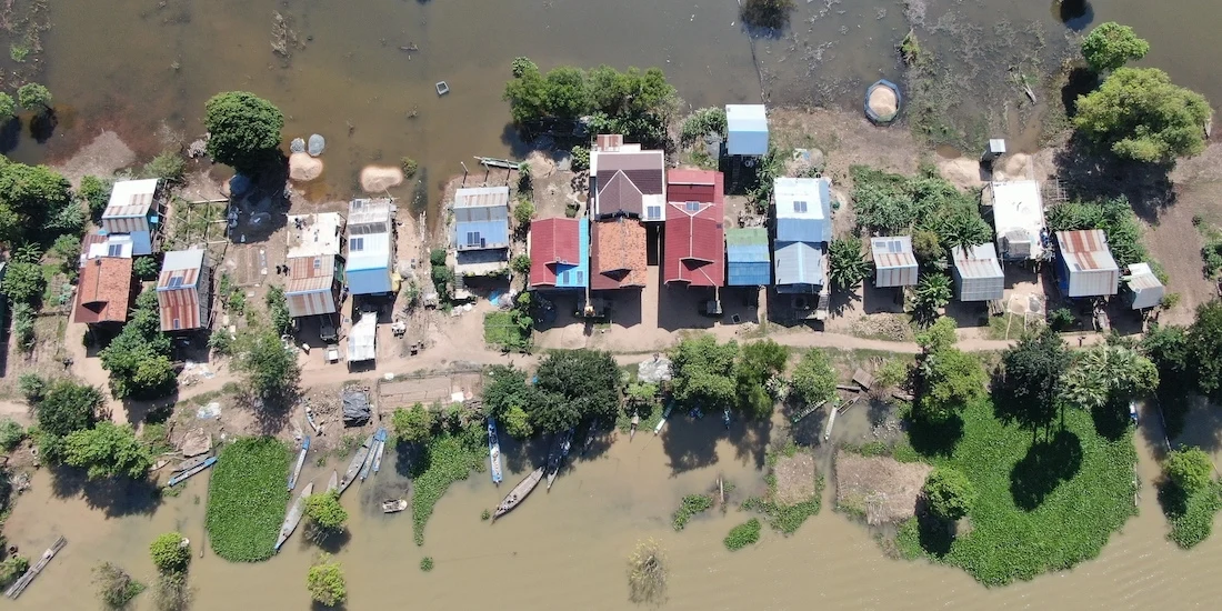 La communauté de Steung Chrov dans la province de Kampong Chhnang au Cambodge après son électrification par un réseau maillé Okra Solar. 