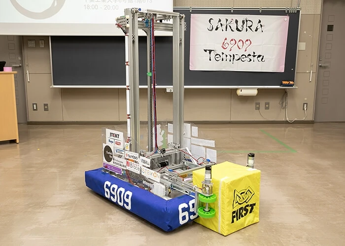 SAKURA Tempesta の中嶋花音さん (左) と立崎乃衣さん