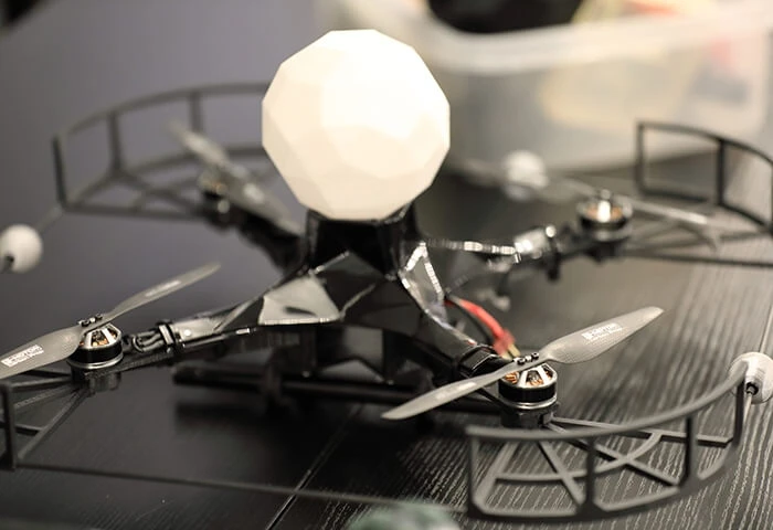 Rhizomatiks Research の開発したドローン