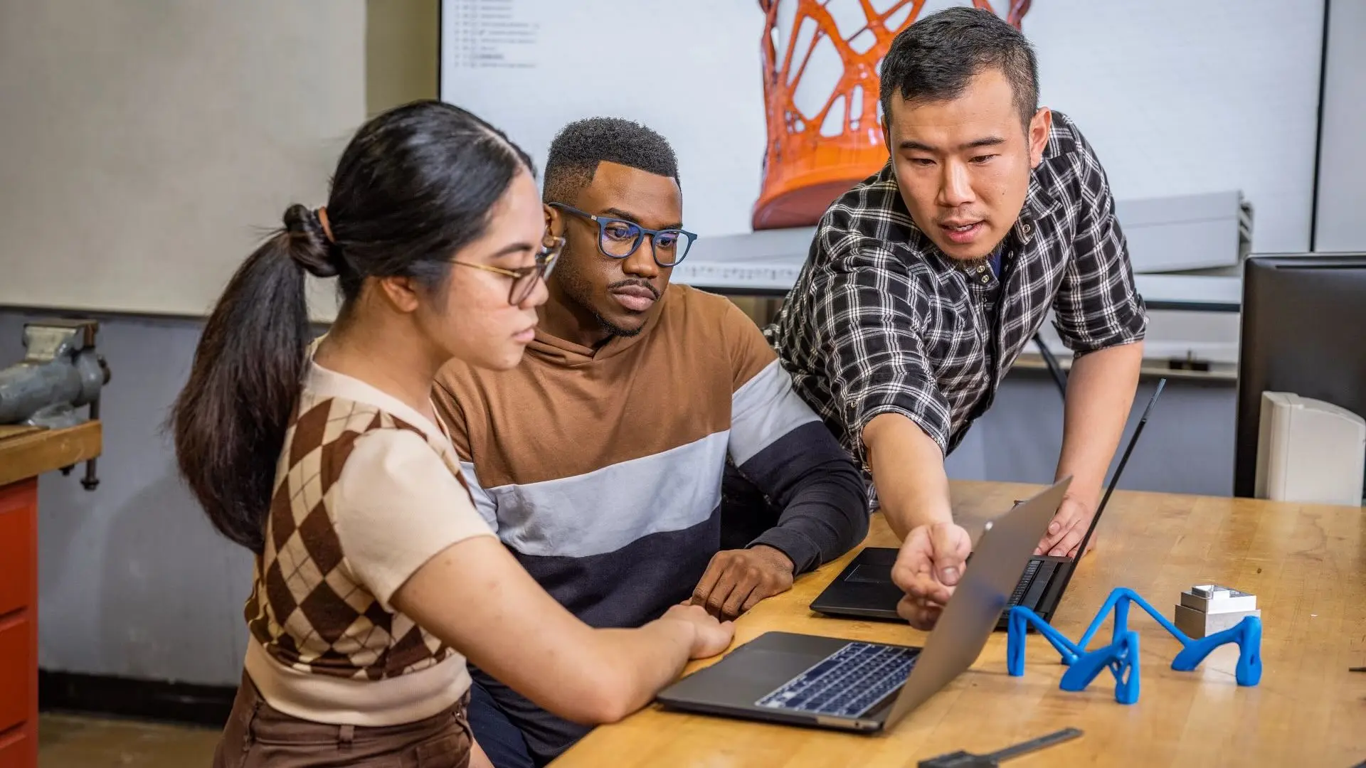 業界標準のソフトウェアを使用した大学の学位プログラムは、学生が未来の労働力に備えるのに役立つ