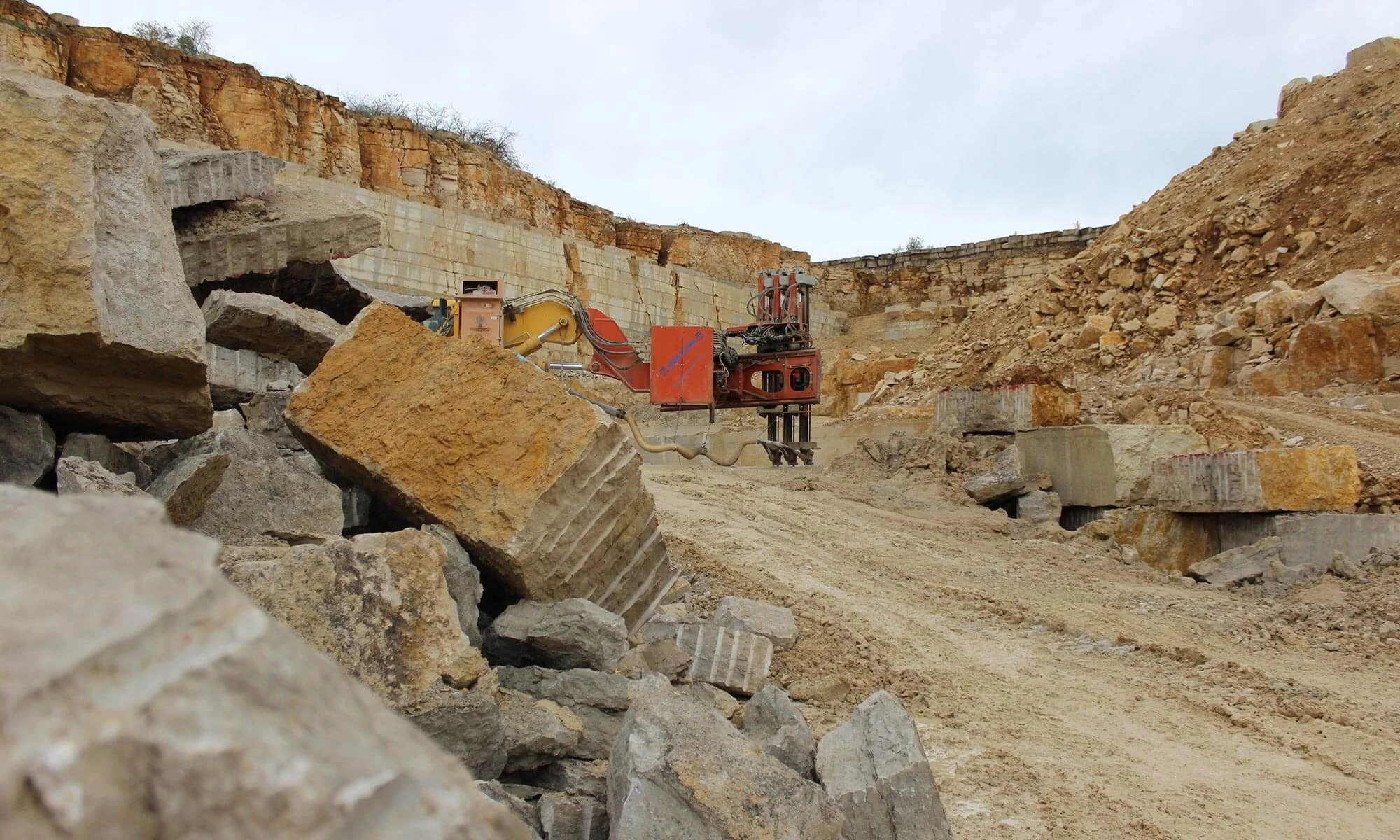 Im bayerischen Altmühltal wird er abgebaut: einer der härtesten Kalksteine der Welt.