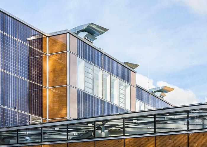 Eine Möglichkeit für nachhaltige Gebäude: Energiewände mit Solarzellen 