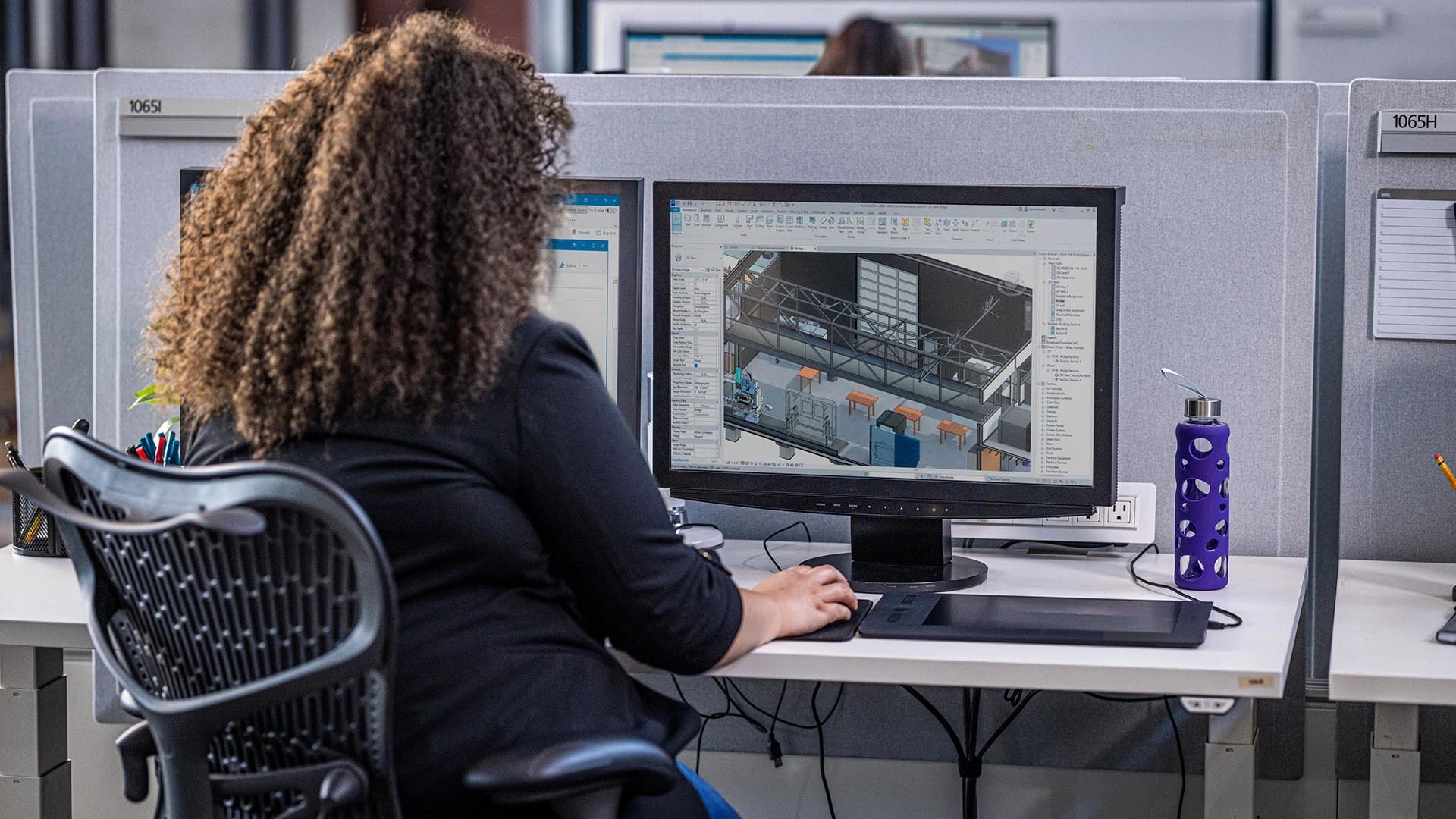 Un architecte crée la maquette numérique 3D d’un bâtiment.