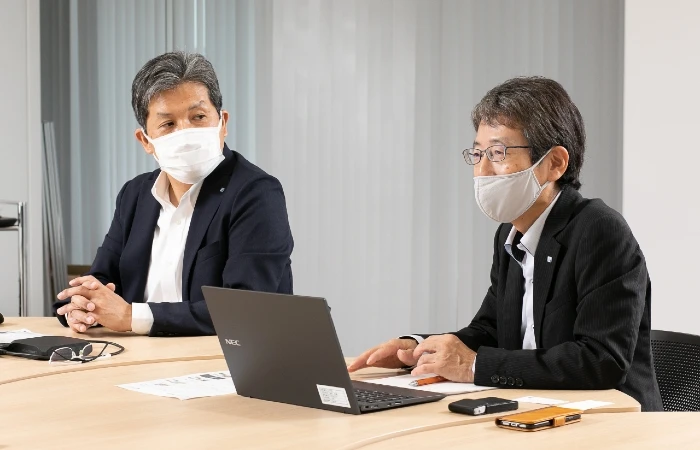 株式会社奥村組 ICT統括センターイノベーション部のBIM推進室長兼BIM推進グループ長（大阪）の脇田明幸氏 (右) とDX推進課長の宮田岩往氏