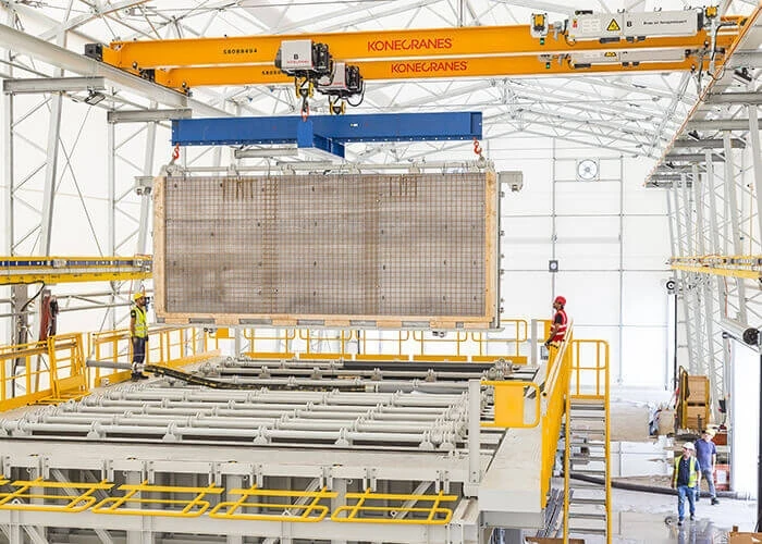 La production a lieu là où les bâtiments sont construit, selon le principe de convergence technologique. 