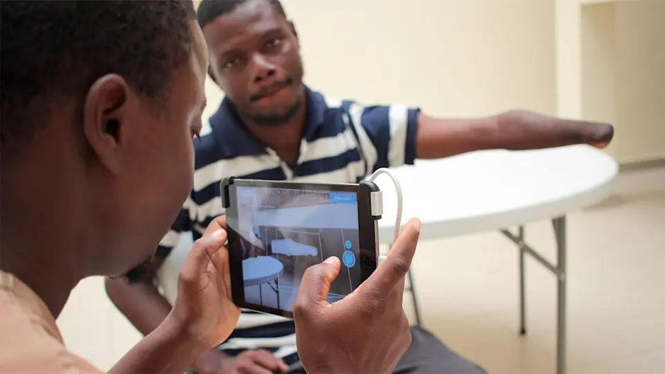a clinician using a 3D Scanner