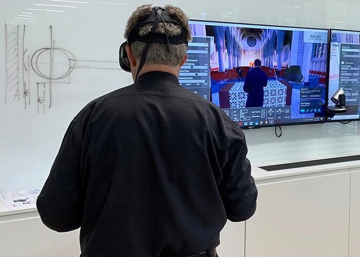 クライストチャーチ大聖堂の再建工事の VR モデルを確認中のクライアント