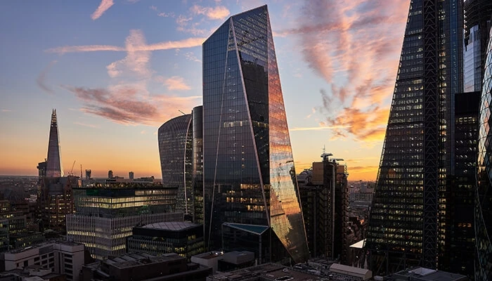 英国の BIM義務化は2025年までにプロジェクト工期を50％短縮し、建設コストとライフサイクルコストを33％削減するという目標設定につながった