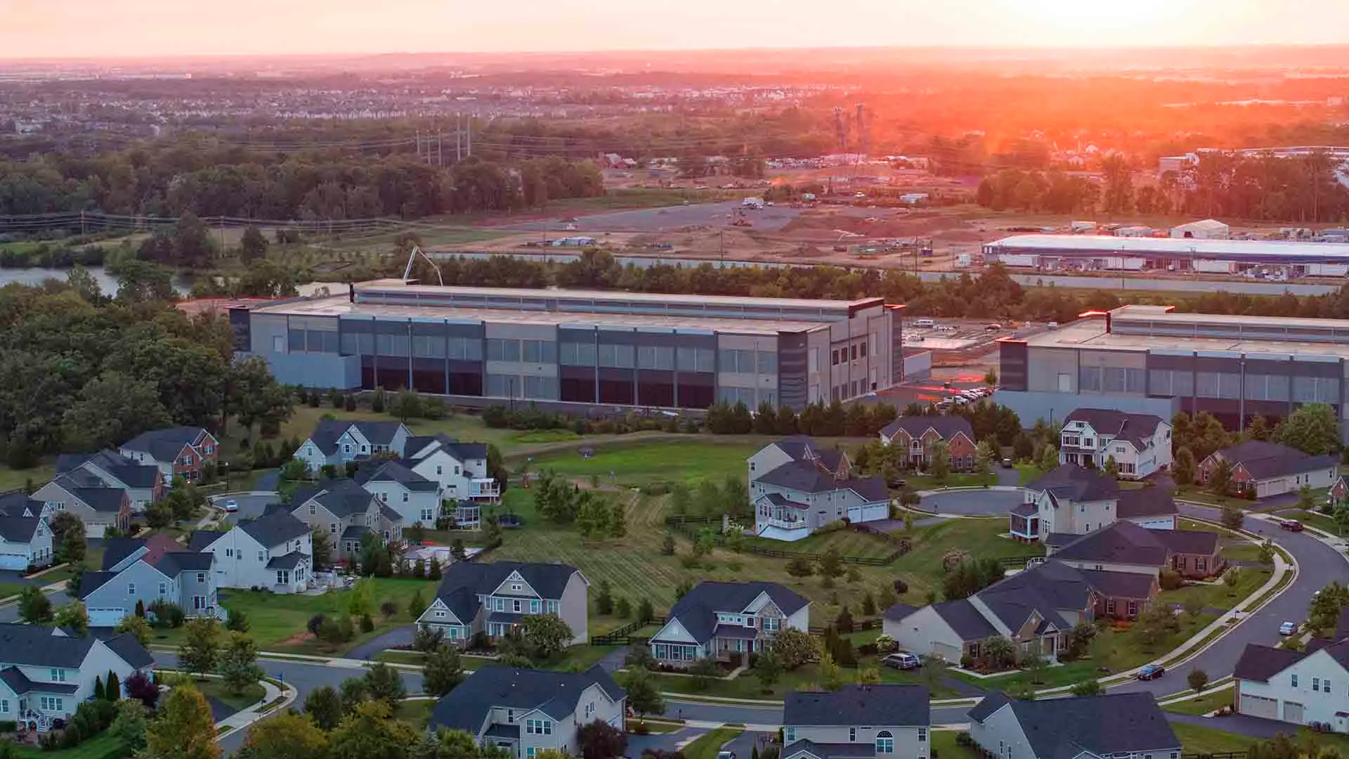 Un grand centre de données est situé à proximité d'un quartier résidentiel.