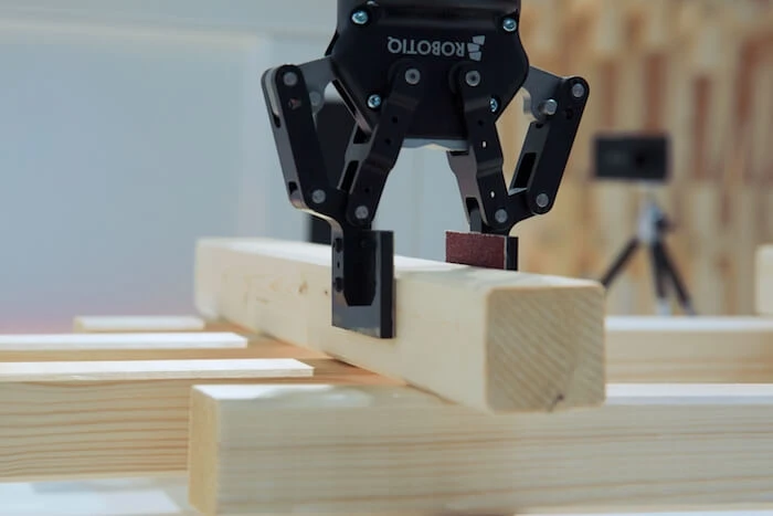 CRoW's robotic arm positions a piece exactly, constantly evaluating the physical structure against the 3D model, and the user simply fastens it with a nail gun. 