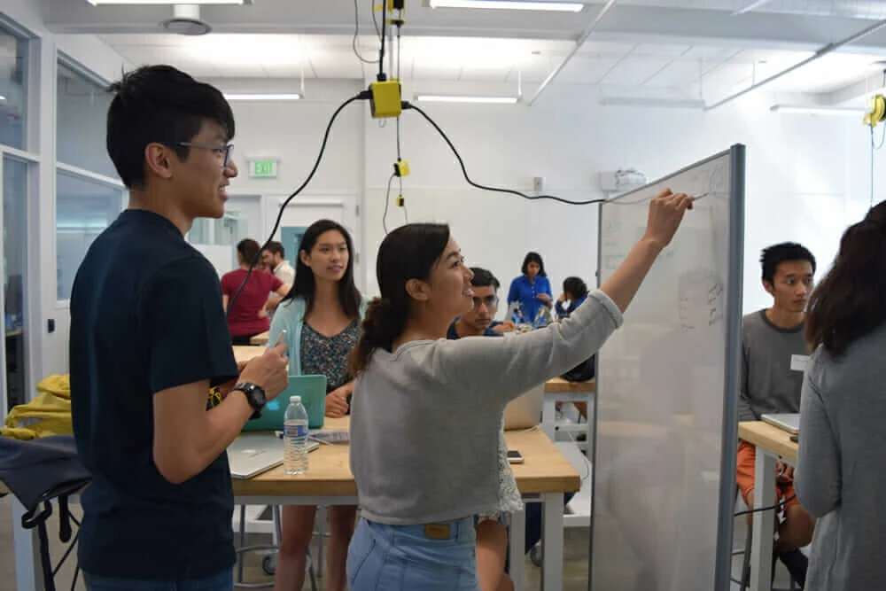 カリフォルニア大学バークレー校でコラボレーションを行う学生