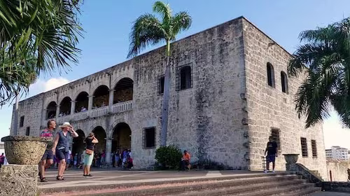 Lejos de punta cana y de las playas de arena blanca, descubre la ciudad colonial