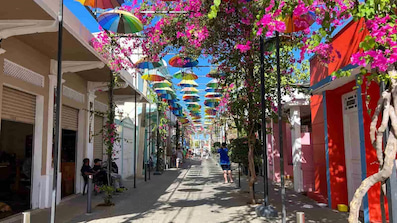 La rue des parapluies, située au cœur de Puerto Plata