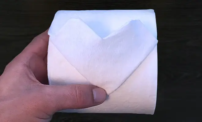 Pli en cœur centré au bout d'un rouleau de papier hygiénique.