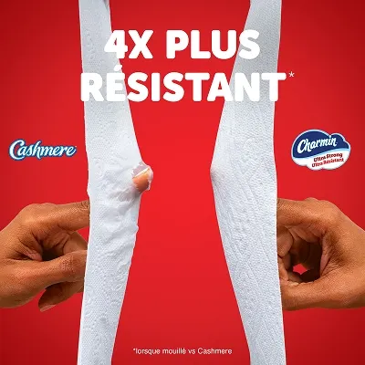À gauche, on voit un produit Cashmere qu'un doigt peut trouer et à droite, un produit Charmin Ultra Strong si résistant qu'un doigt ne peut le trouer. Le titre indique : « 4x plus résistant lorsque mouillé vs Cashmere ».