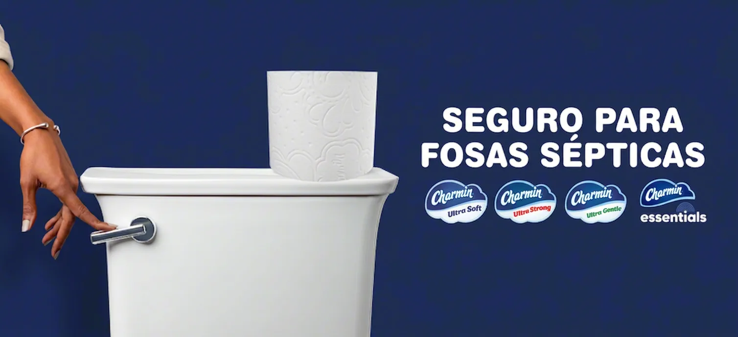La osa Molly se asoma sobre el ícono de la garantía de no causar atascamientos junto a paquetes Mega de Charmin Essentials Soft, Ultra Soft y Ultra Strong