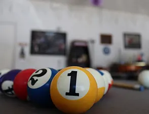 Bolas de billar sobre una mesa de billar
