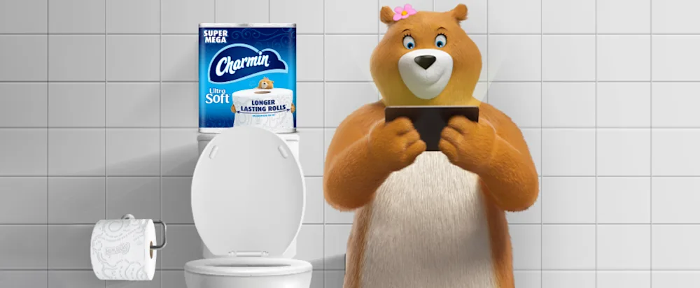 Molly viendo una tablet en el baño
