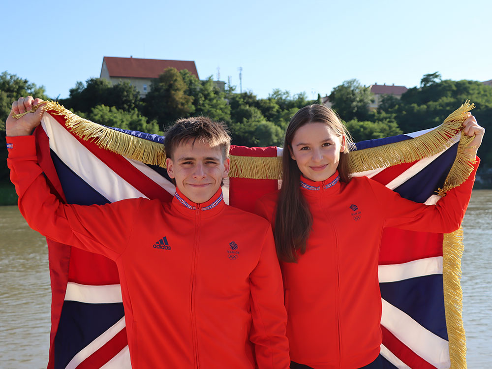 Theodora Taylor accompagnée du gymnaste Jonas Rushworth en tant que porte drapeau lors de la cérémonie de cloture du festival olympique européen de la jeunesse 2023