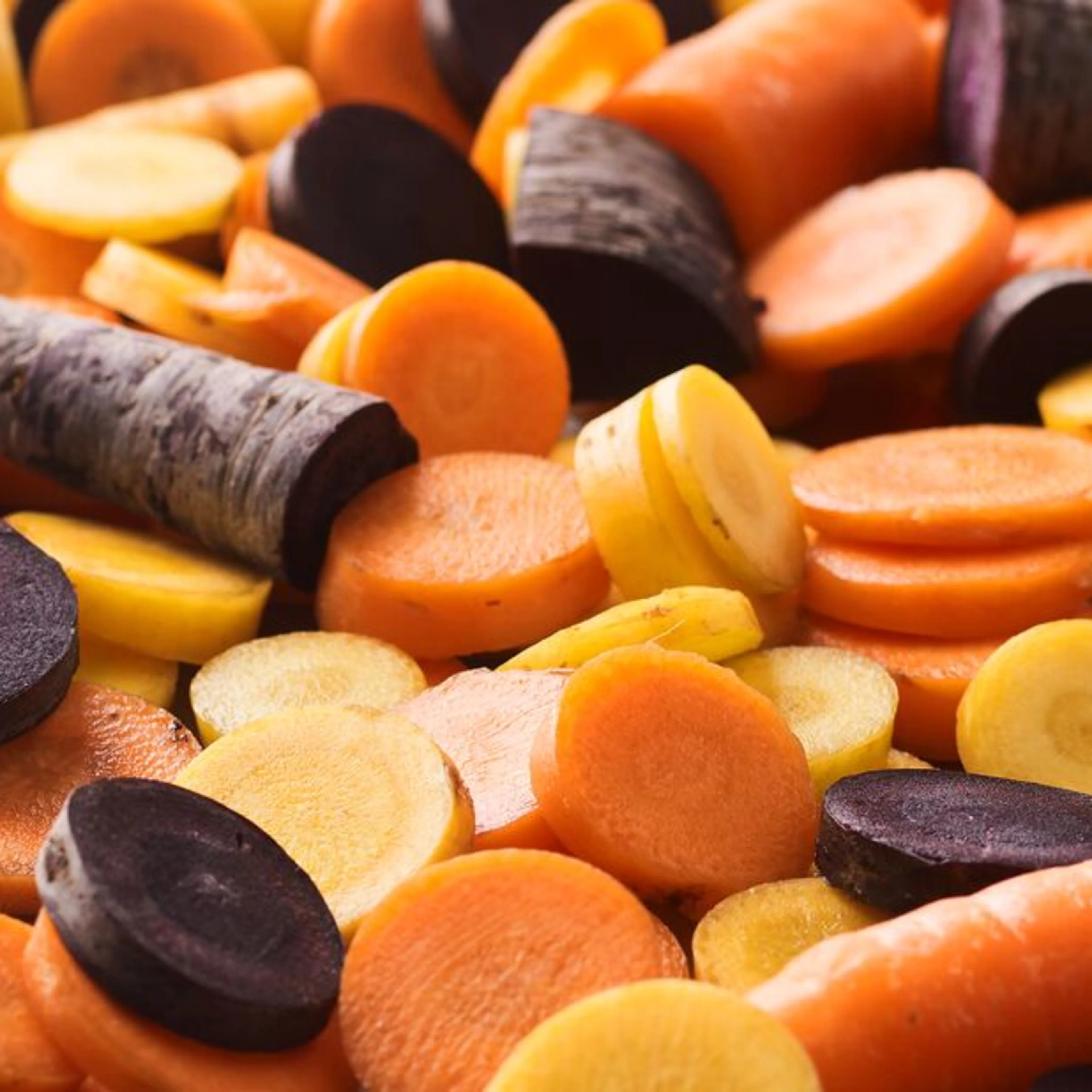 medium-Oterra-raw-yellow-purple-orange-carrots-wp-0118