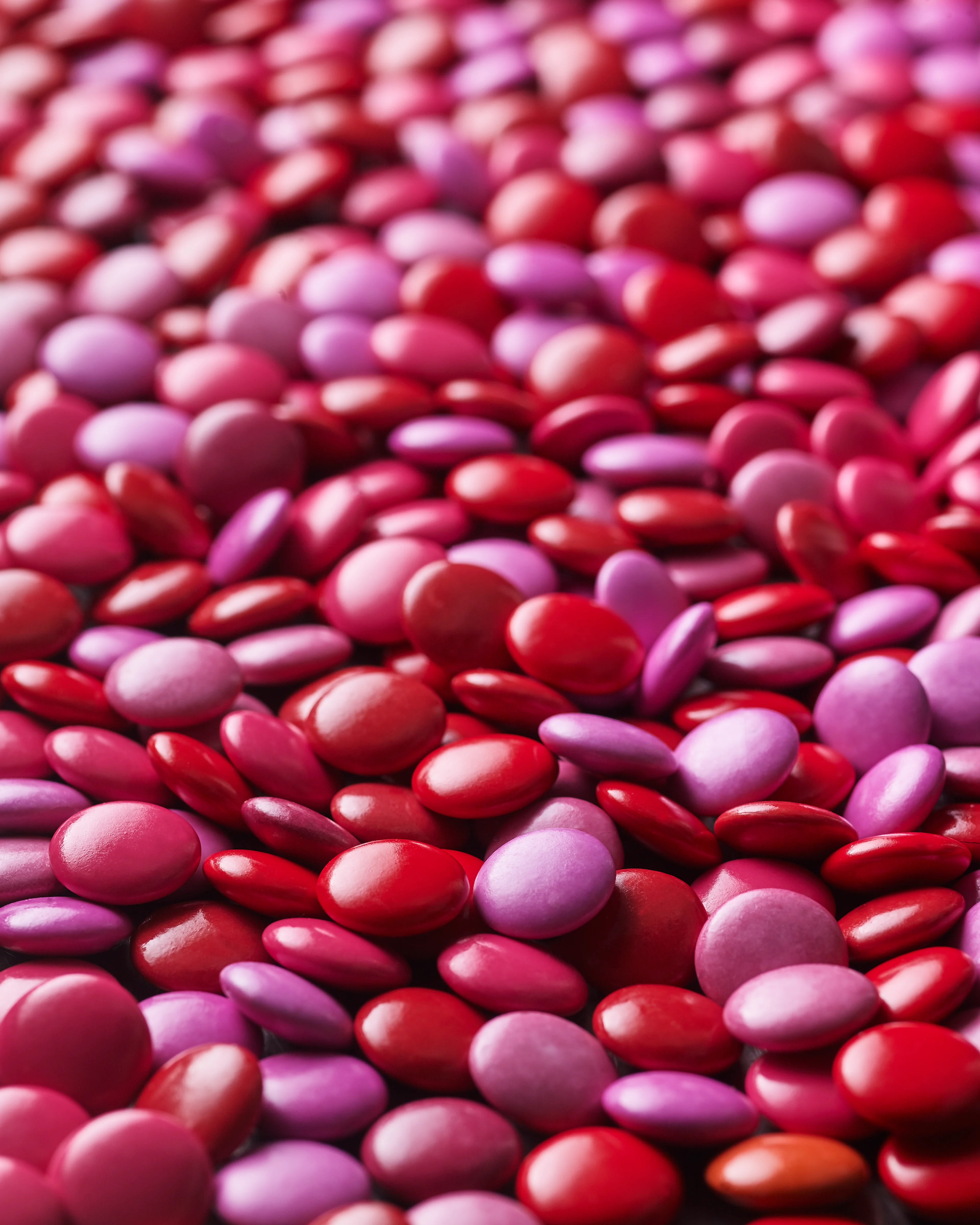 03-IMAGE Chr-Hansen-dragee-pink-red-wallpaper-0318 portrait
