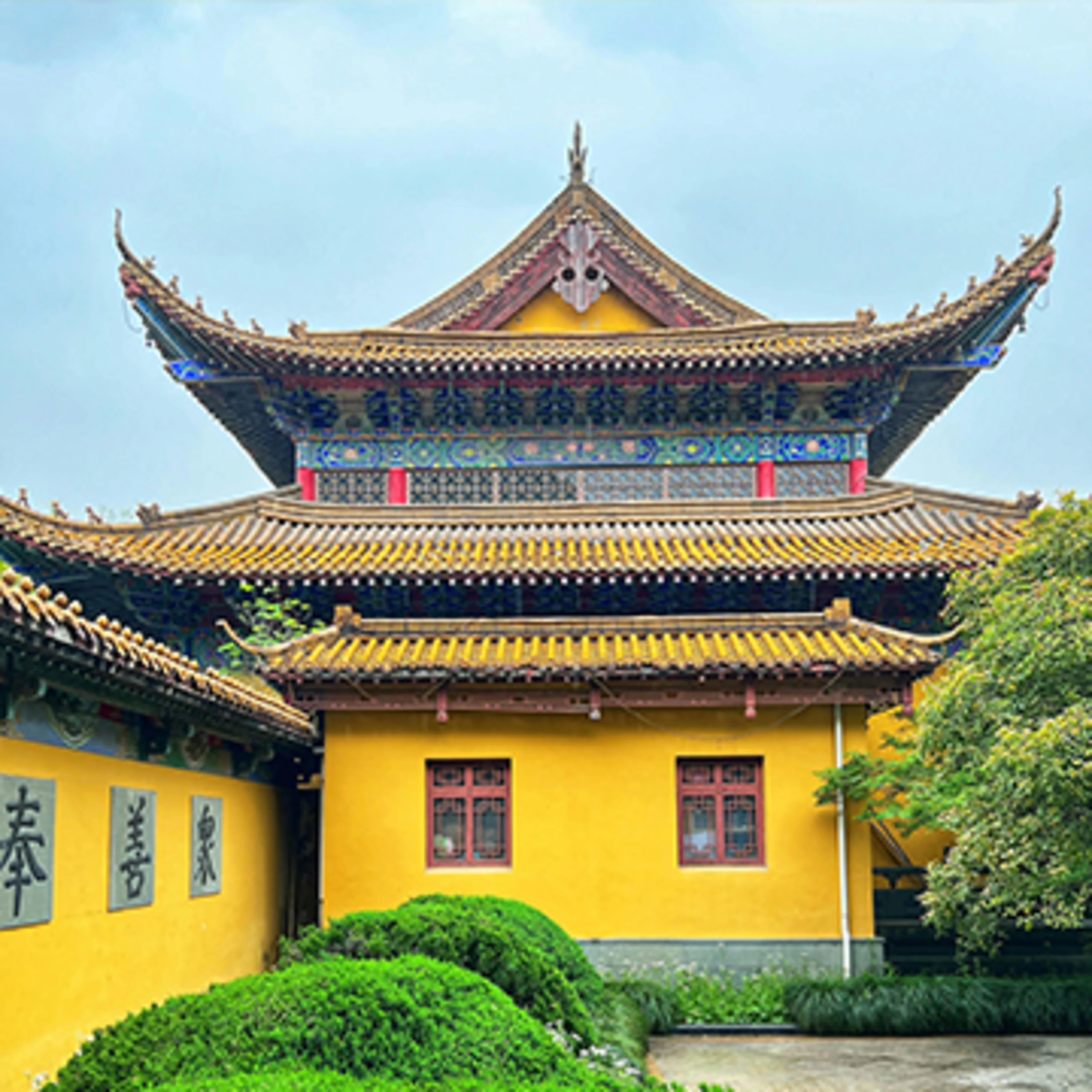 Yellow temple Hang Zhou Shi, Zhe Jiang Sheng by KJ Brix