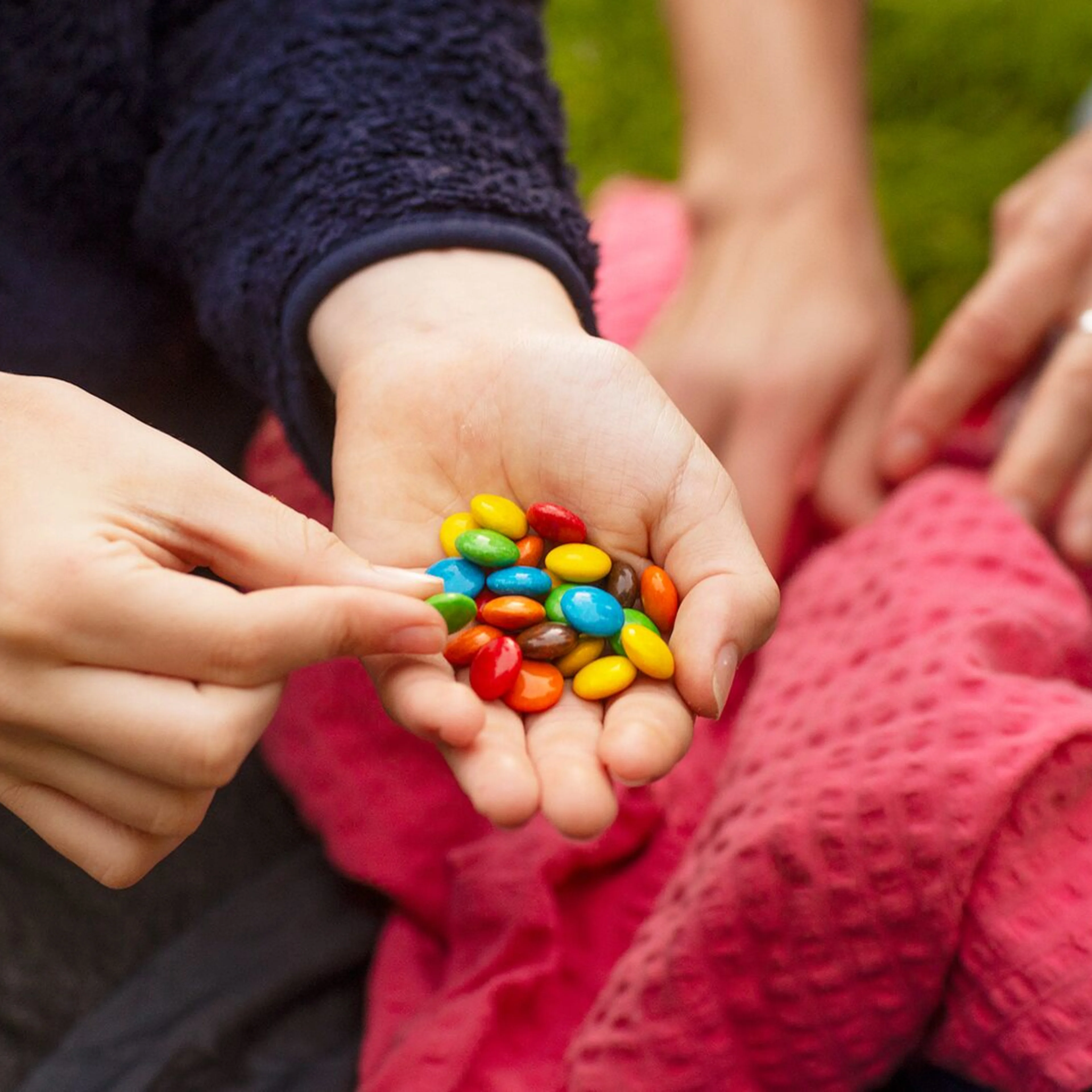 large-Oterra-confectionery-hands-LS-1125