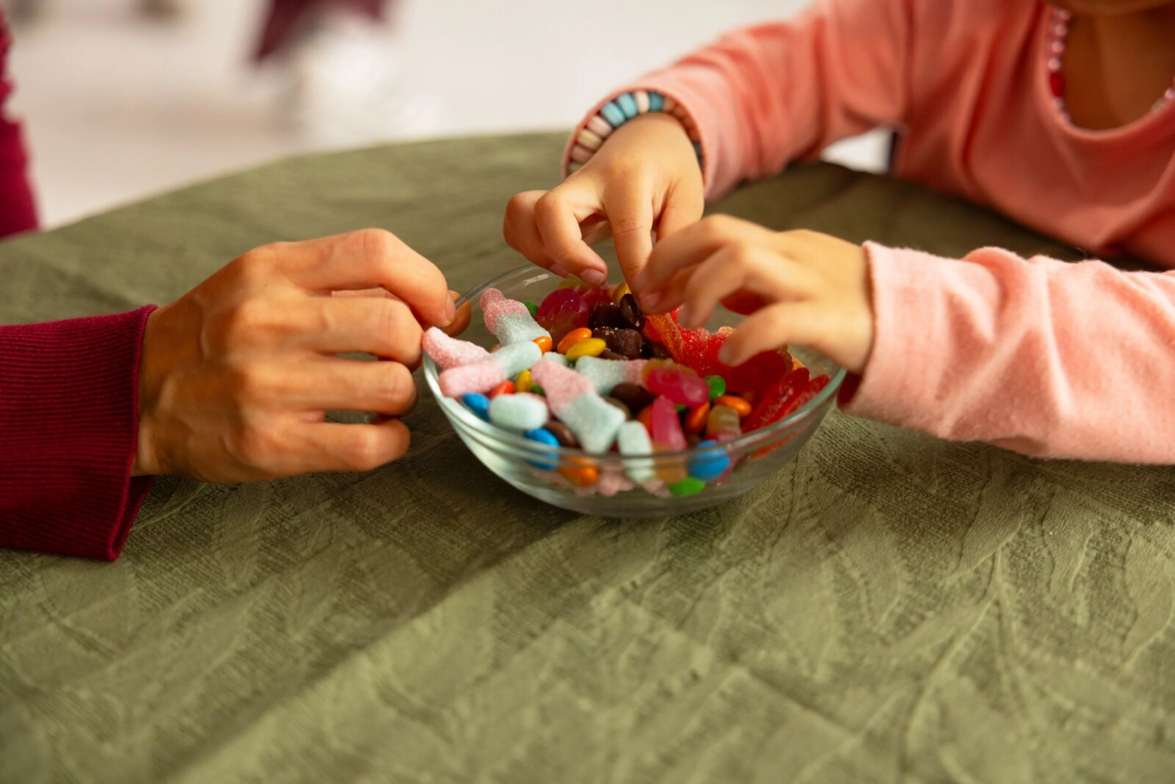 large-Oterra-confectionery-sharing-hands-LS-1125
