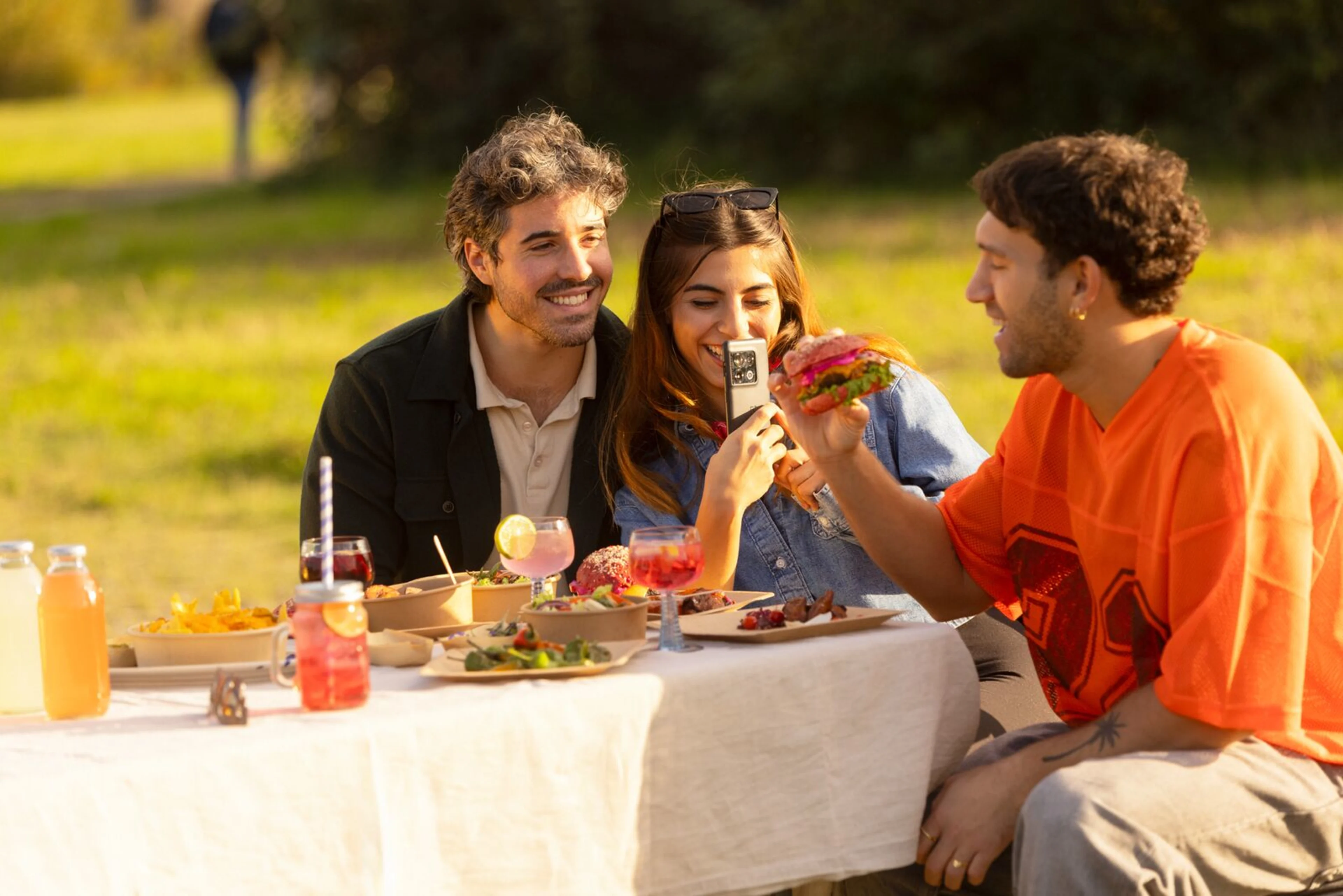 large-Oterra-picnic-moment-friends-LS-1125 1