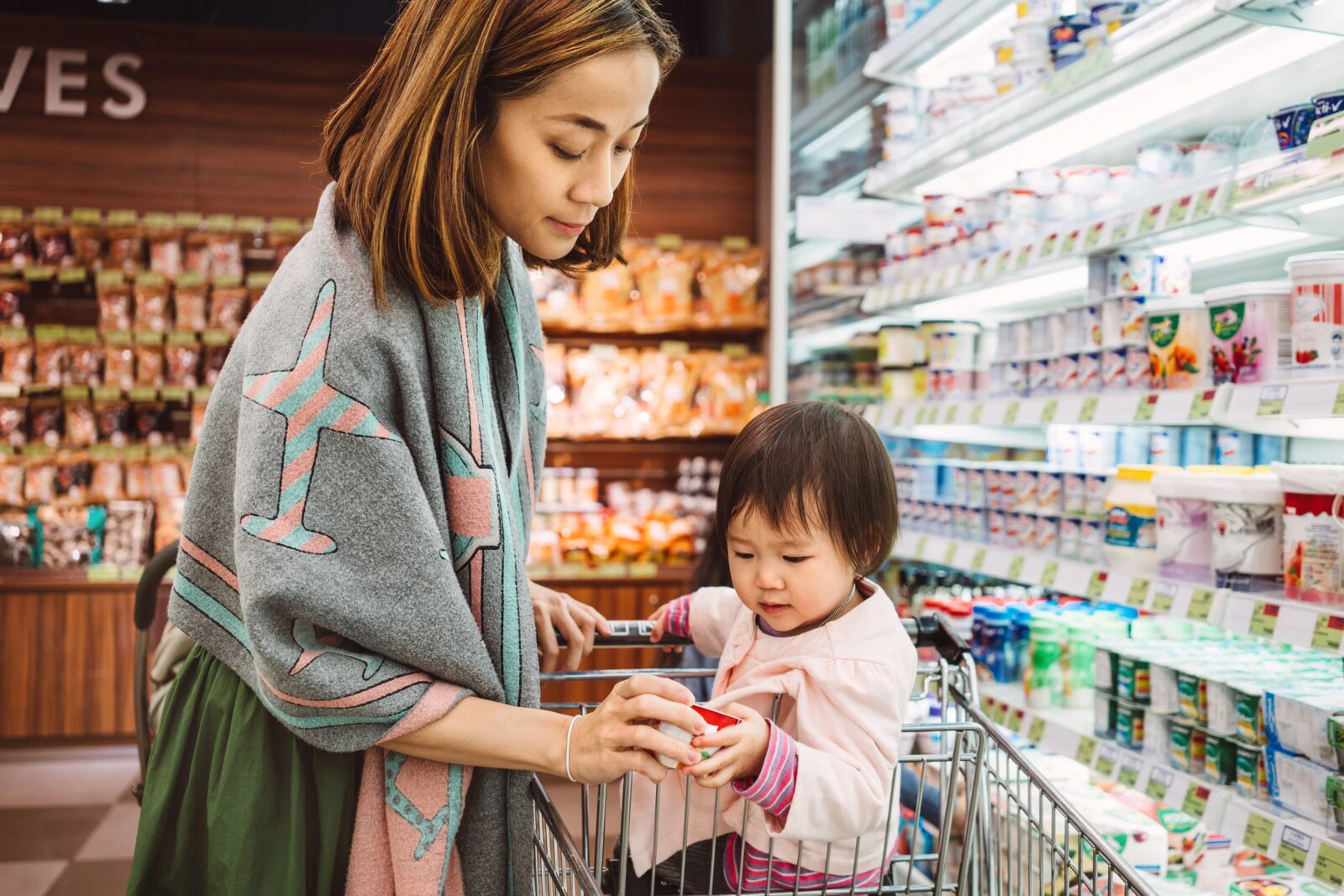 large-Oterra-mother-in-supermarket-yoghurt