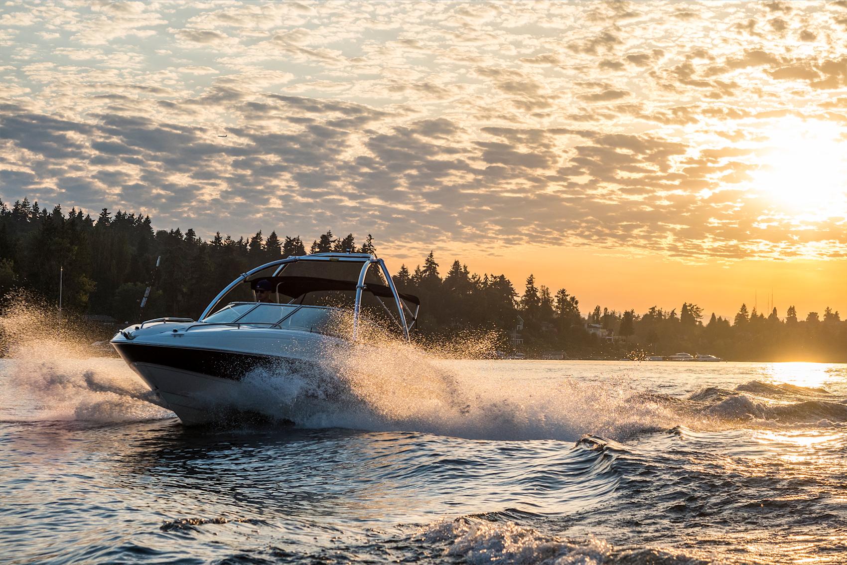 Motorbåt åker i solnedgång
