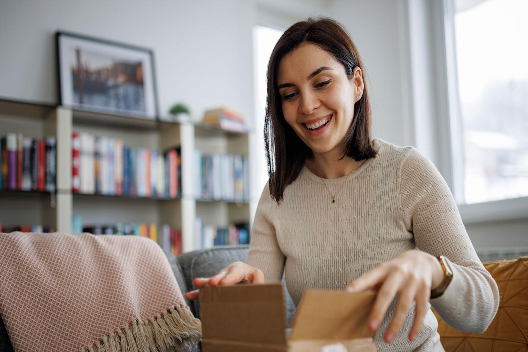 Kvinna öppnar kartong