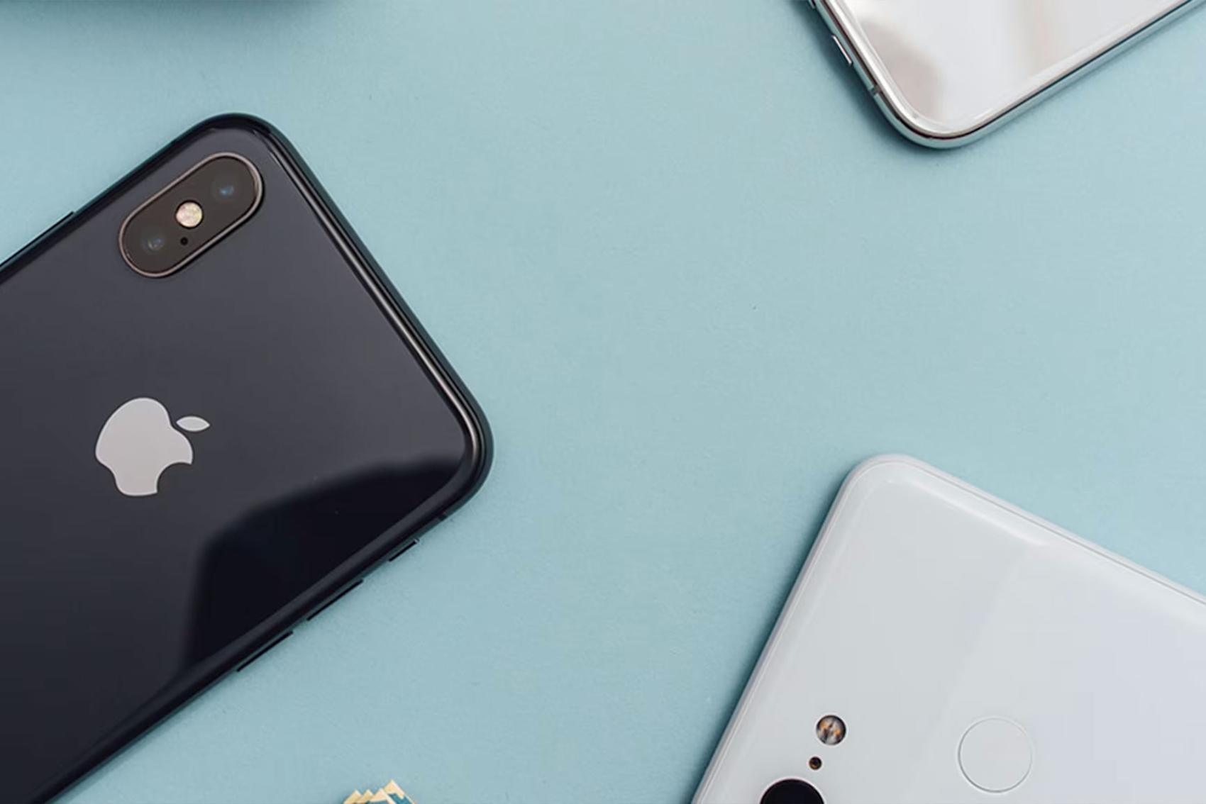 Mobiler på turkos yta