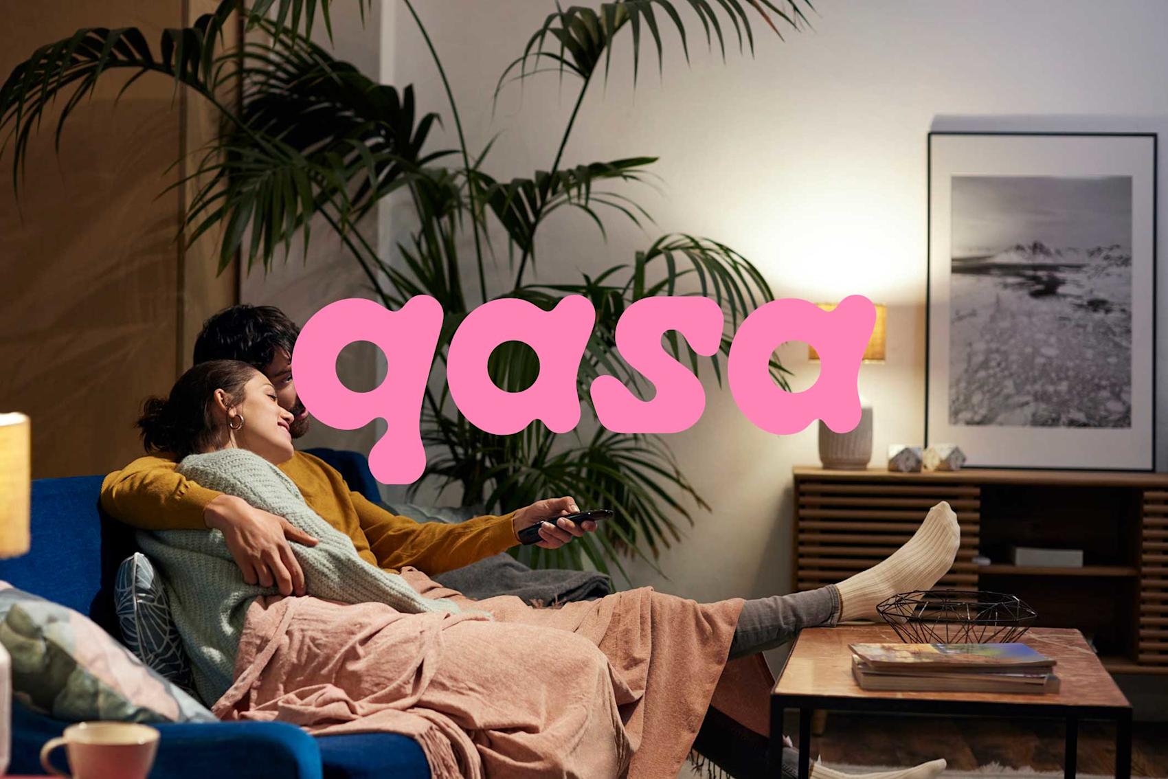 Rosa qasa-logo över bild på barn som håller om varandra i soffa