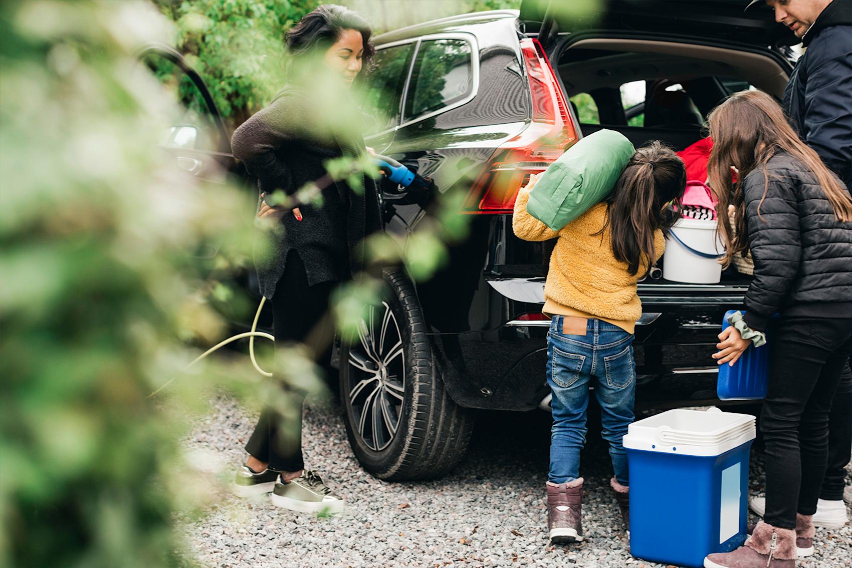 Familj packar bakluckan på bil