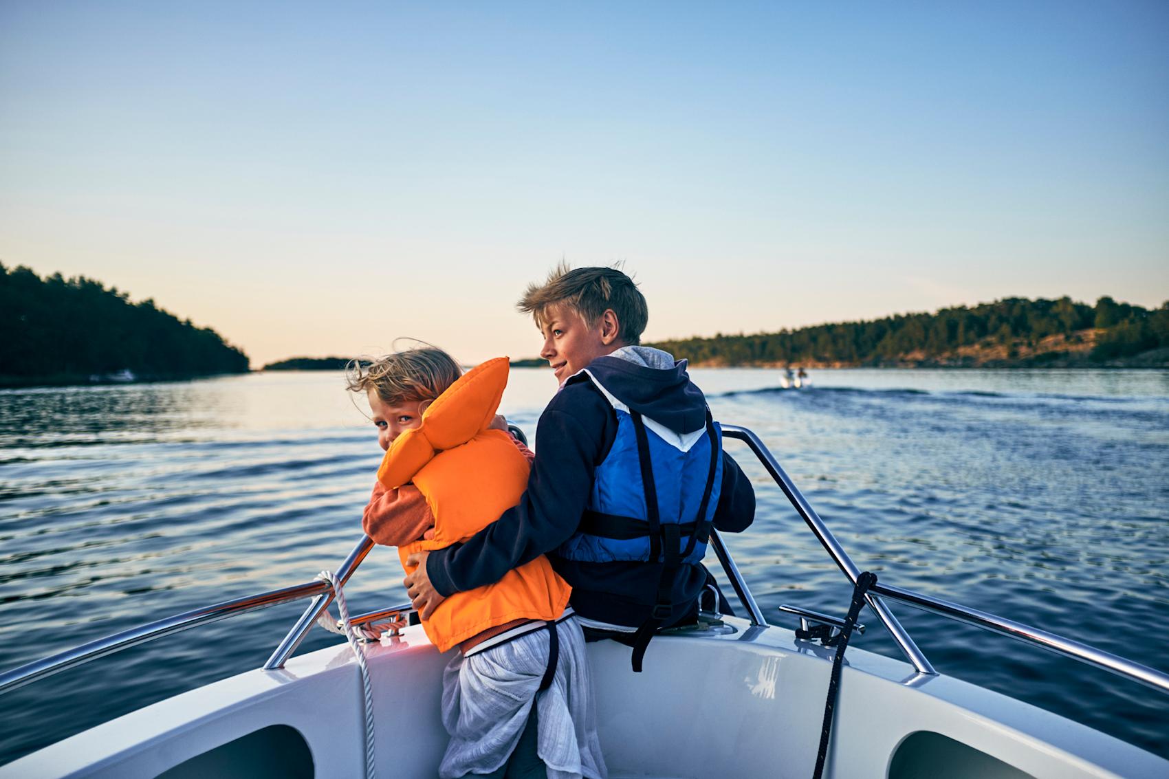 Två pojkar i fören på båt