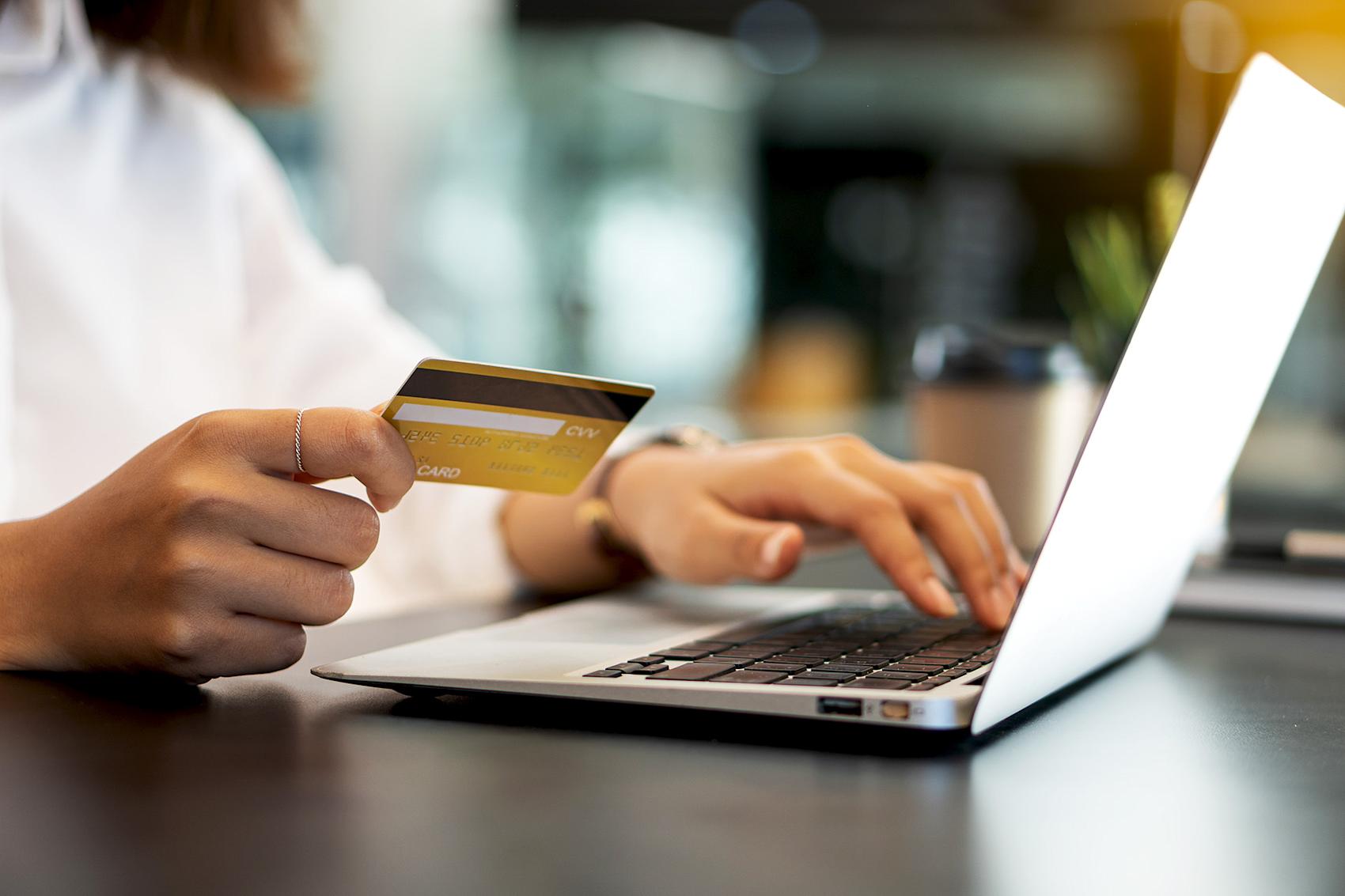 Närbild på hand som signerar ett fiktivt dokument i luften